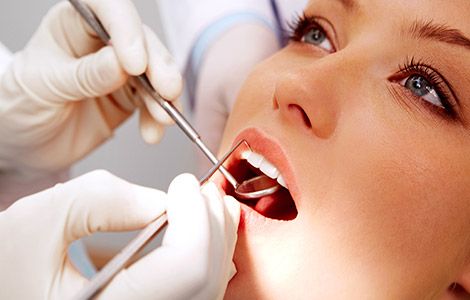Clínica Dental Médica Cauria mujer en revisión odontológica 